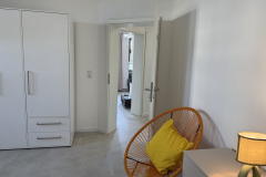 Kommode-und-Loungesessel-im-Schlafzimmer