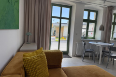 Von-der-Couch-den-Blick-in-den-Graesergarten